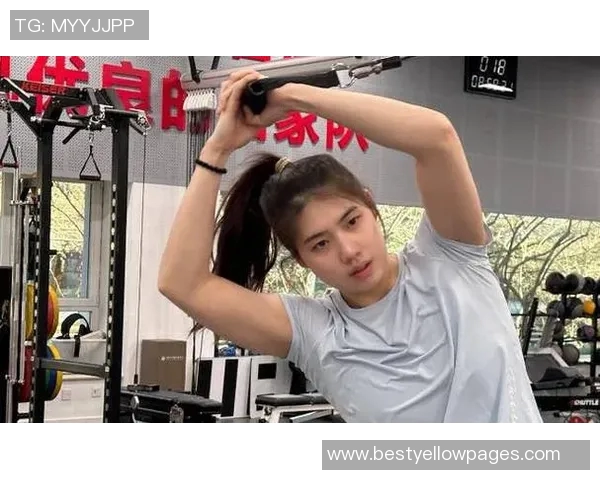 游泳明星的荣耀与挑战:从训练到赛场的成长之路 游泳明星的荣耀与挑战:从训练到赛场的成长之路